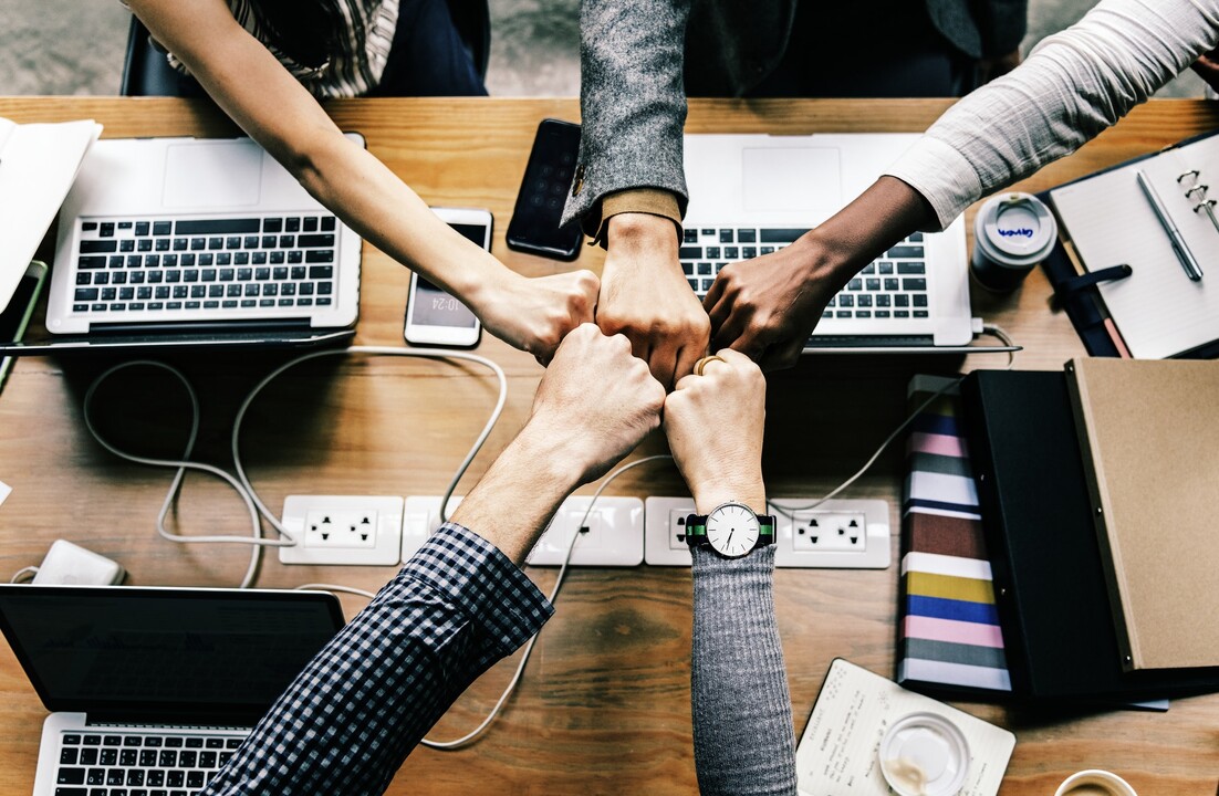 The Power of Trust : Strengthening Bonds in Business and Academia